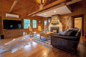 Een smart-tv, een open haard, een dvd-speler en boeken