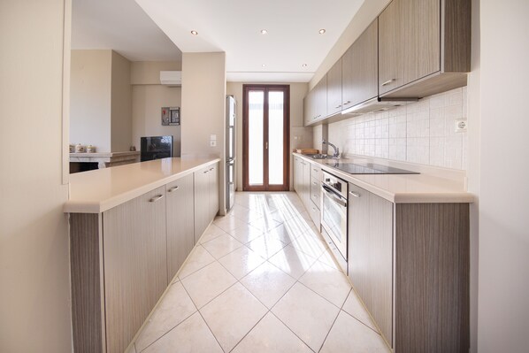 Täysikokoinen jääkaappi, mikroaaltouuni, uuni, liesi