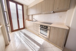 Full-size fridge, microwave, oven, stovetop