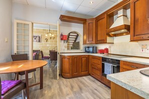 Kühlschrank, Mikrowelle, Ofen, Geschirrspüler