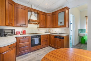 Kühlschrank, Mikrowelle, Ofen, Geschirrspüler