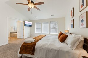 5 Schlafzimmer, Schreibtisch, Bügeleisen/Bügelbrett, Reisekinderbett