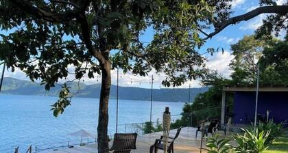 Cabañas en el Lago de Coatepeque