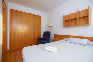 1 chambre, fer et planche Ă repasser, Wi-Fi gratuit, draps fournis
