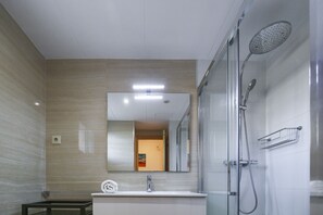 Douche, serviettes fournies