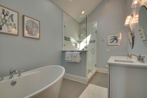 Bathroom - 45 Ocean Point by Avantstay Amazing Views + Beach Access & Community Pool Access (Isle of Palms)
