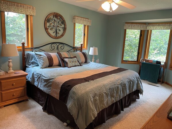 5 habitaciones, escritorio y tabla de planchar con plancha 