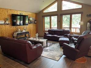 Smart TV, chimenea, futbolito y libros 