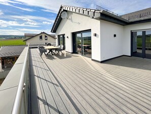 Outdoor dining - The View Suite with a view of the valley and only 5 minutes from the Nürburgring. (Brücktal)