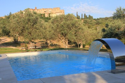 Tuscan country house Le Chiuse with panoramic pool and air conditioning system