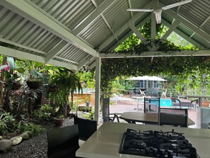 Outdoor dining - BAGUIRA HOUSE (Puerto Viejo de Talamanca)