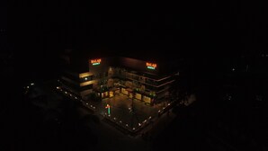 Un edificio de varios pisos con un llamativo letrero que dice 'Balaji Regency'.