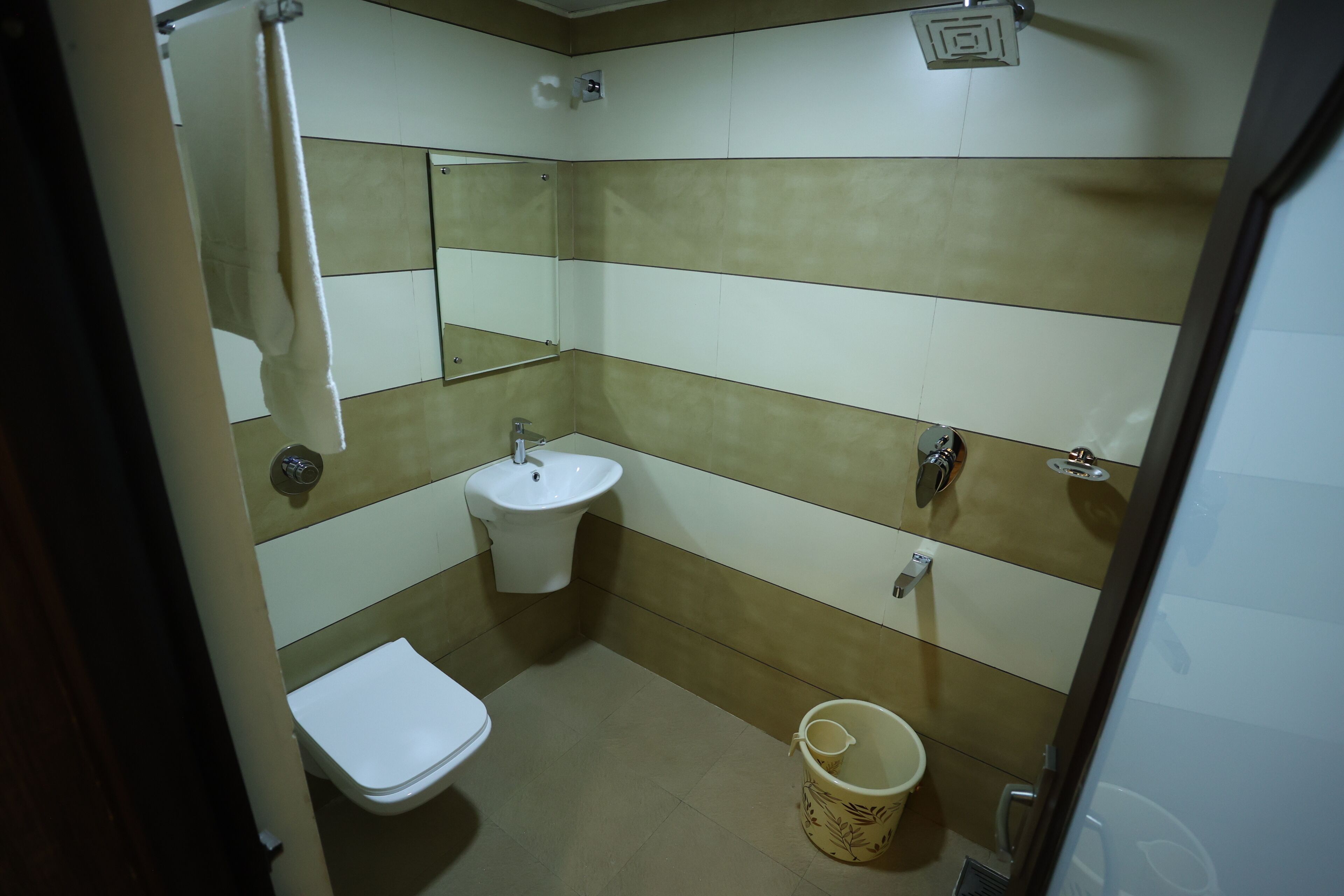 Un baño pequeño con inodoro, lavamanos y espejo.