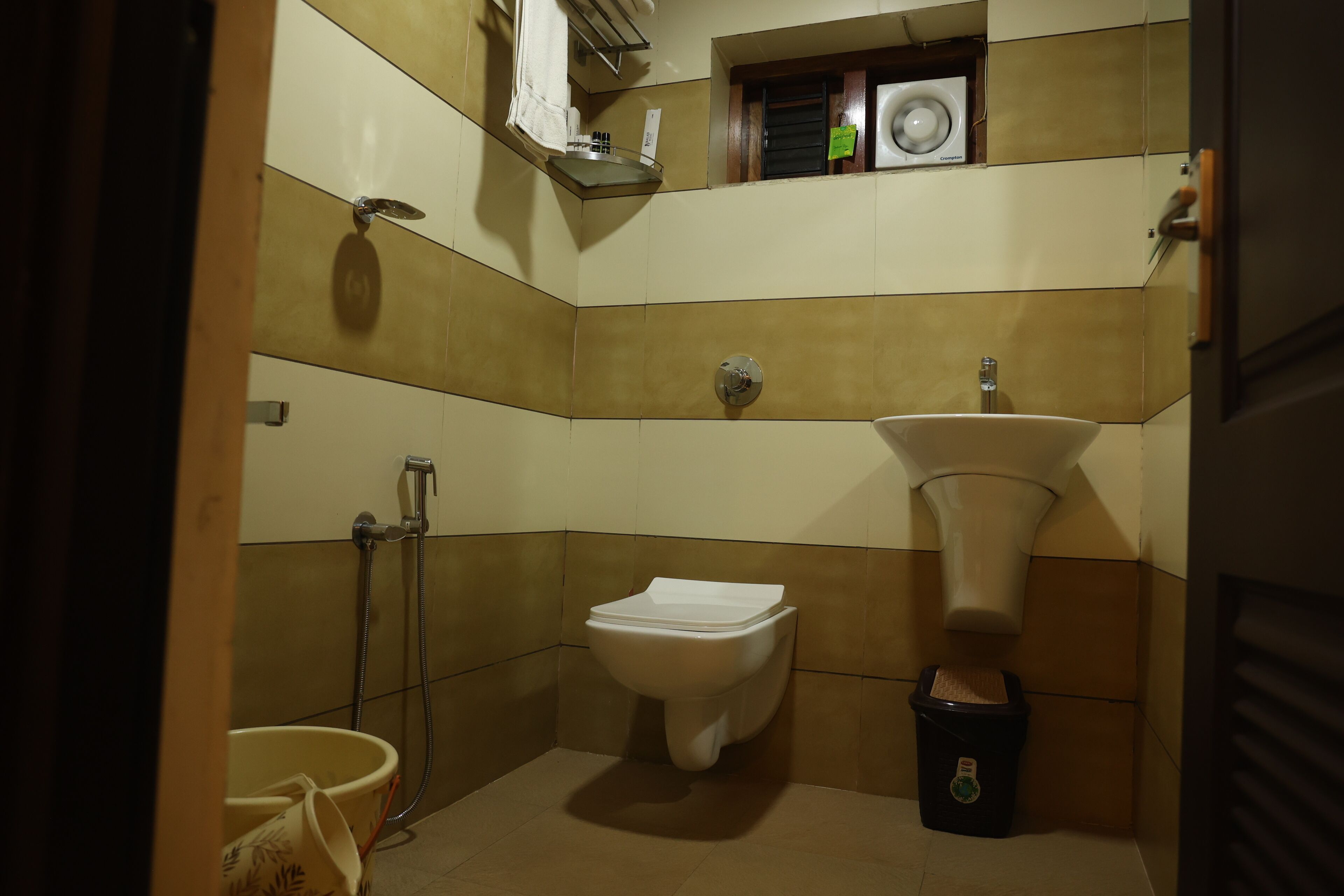 Superior Room | Bathroom | Shower, rainfall showerhead, free toiletries, towels