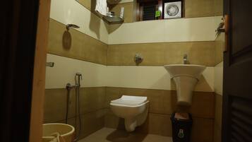Superior Room | Bathroom | Shower, rainfall showerhead, free toiletries, towels