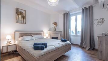 3 bedrooms, desk, iron/ironing board, travel cot