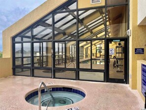 من حمّامات السباحة المغطاة، حمّام سباحة خارجي