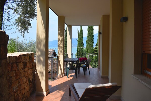 Outdoor dining - Thea apartment Comfort with terrace and balcony (Torri del Benaco)