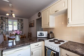 Private kitchen - Quiet and scenic cottage in the heart of the Peak District (Ashbourne)