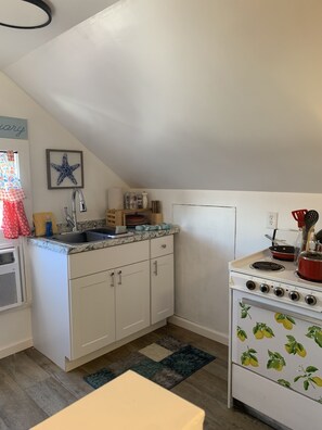 Kühlschrank, Mikrowelle, Ofen, Wasserkocher mit Kaffee-/Teezubehör