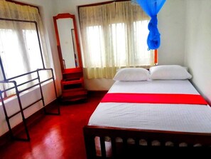 2 bedrooms, desk, free WiFi, bed sheets - A Place where you can enjoy your freedom and relax with your Family (Weligama)