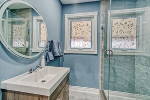 Secador de pelo, toallas, jabón, shampoo
