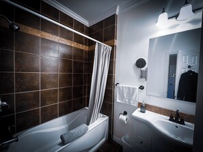 The Back Cove Room (Room 3) | Bathroom - Sea Breeze Bed & Breakfast (Cow Head)