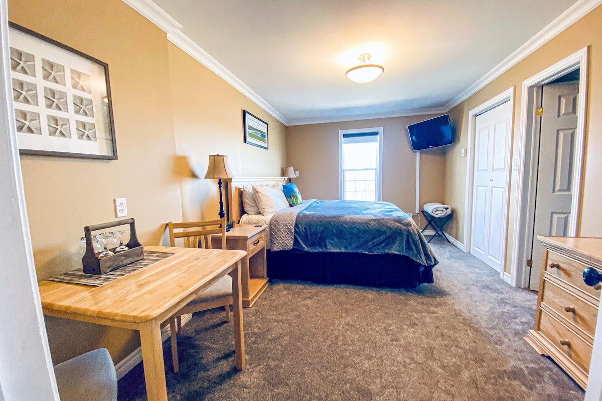 The Shallow Bay Room (Room 5) | 1 bedroom, premium bedding, Tempur-Pedic beds, individually decorated