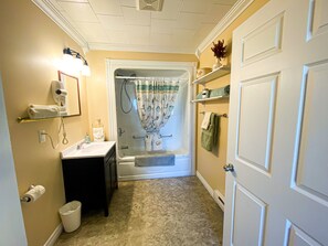 Chalet rustique Confort, 1 chambre, patio, vue sur l’océan | Salle de bain | Articles de toilette griffés, séchoir à cheveux, peignoirs, pantoufles