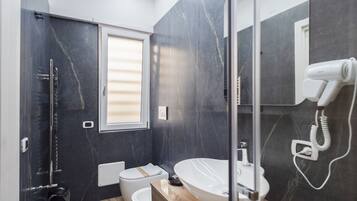 Quarto conforto, 1 quarto, vista para o pátio | Banheiro | Chuveiro, chuveiro com efeito de chuva, secador de cabelo, bidê