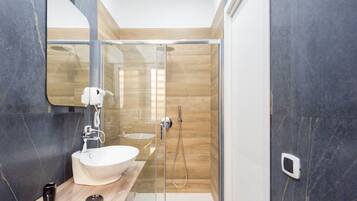 Comfort-Zimmer, 1 Schlafzimmer, Blick auf den Innenhof | Badezimmer