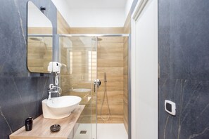 Chambre Confort, 1 chambre, vue sur la cour intérieure | Salle de bain | Douche, douche cascade, séchoir à cheveux, bidet