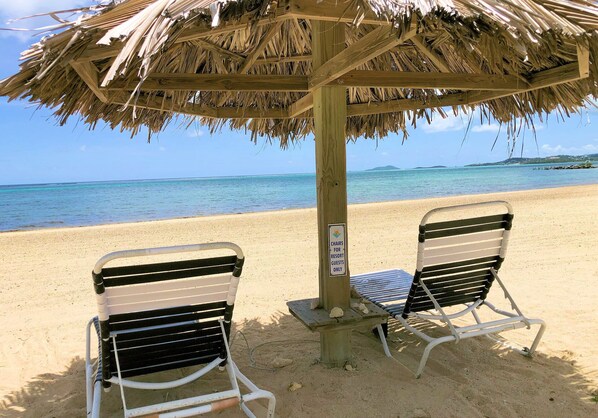 Plage, chaises longues, serviettes de plage