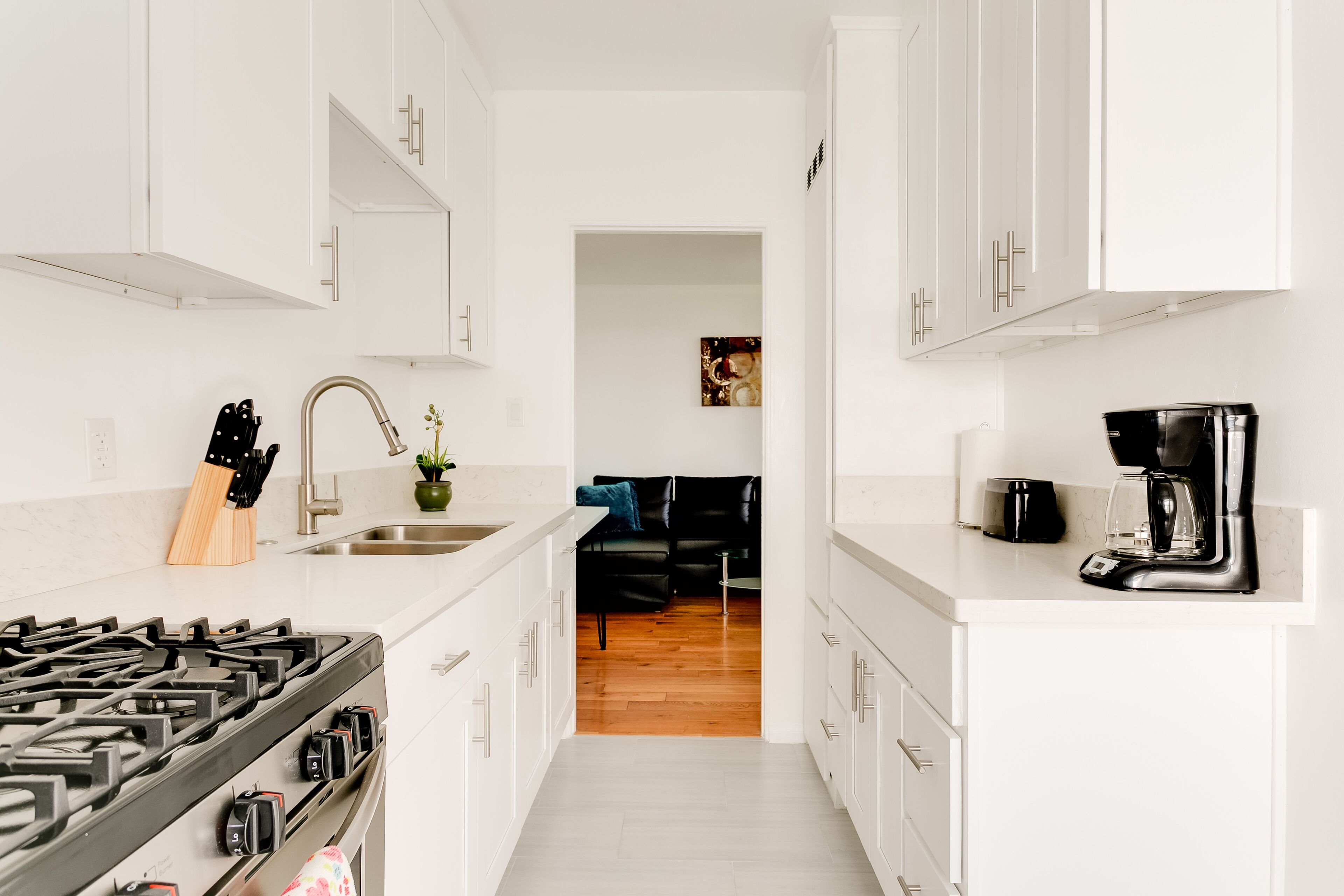 冷蔵庫、電子レンジ、オーブン、コンロ