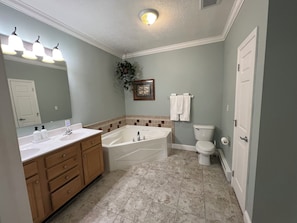 Shower, jetted bath, hair dryer, towels - New 3 Bedroom Condo Beech Mtn, Banner Elk, Close to Hiking, Breweries & Wineries (Banner Elk)