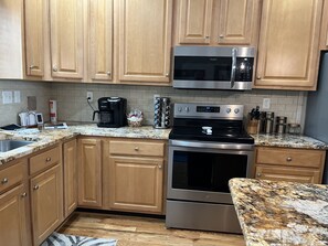Fridge, microwave, oven, stovetop - New 3 Bedroom Condo Beech Mtn, Banner Elk, Close to Hiking, Breweries & Wineries (Banner Elk)
