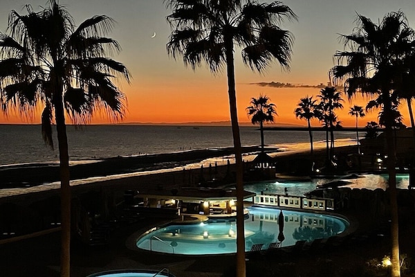 Een buitenzwembad en een verwarmd zwembad