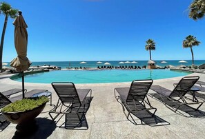 Alberca al aire libre y alberca climatizada