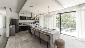 Penthouse de lujo | Cocina privada | Refrigerador con congelador, microondas y parrilla de estufa