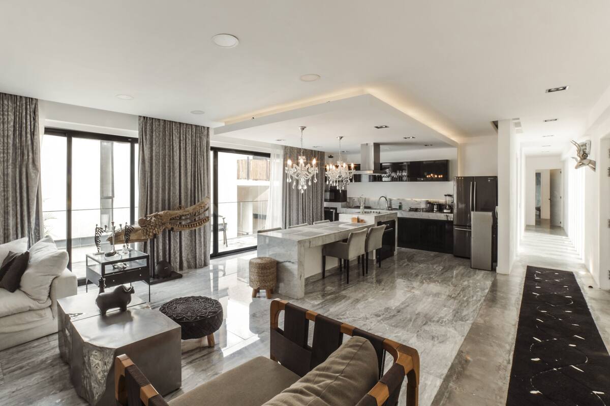 Penthouse senior | Área de sala de estar | Smart TV de 55 pulgadas con canales digitales y televisión