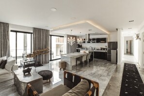 Senior Penthouse | Living area | 55-inch Smart TV with digital channels, TV - Black House Aldea Zama (Tulum)