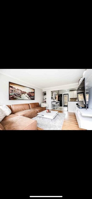 Living area - Charming 4 Bedroom Close to Downtown (Milford Charter Township)