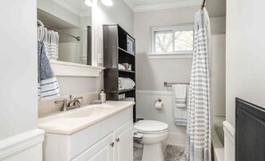 Dusj, hårføner, bidé og håndklær