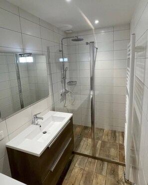 Dusche, Haartrockner, Handtücher, Seife