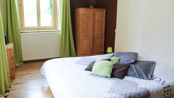 1 slaapkamer, een bureau, geluiddichte muren