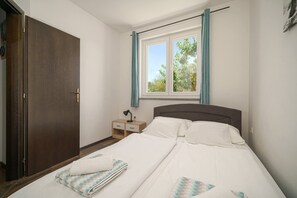 3 bedrooms, desk, WiFi, bed sheets - Holiday Home with Pool in Srima- "D" (Srima)