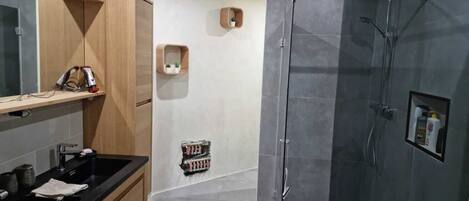 Dusche, Haartrockner, Handtücher, Seife