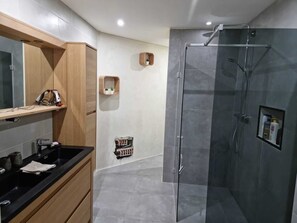 Dusche, Haartrockner, Handtücher, Seife