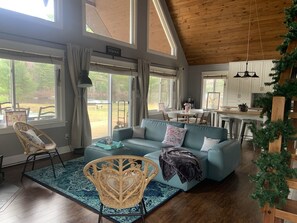 Smart-TV, peis, bordtennis og bøker