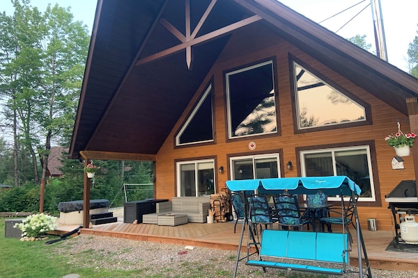 Dine indoors or out! BBQ, relax, soak on our deck with choice seating & hot tub